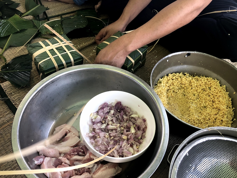 Lá dong, thịt lợn, hành củ, gạo nếp, đỗ xanh… được mang từ đất liền đến để gói bánh.